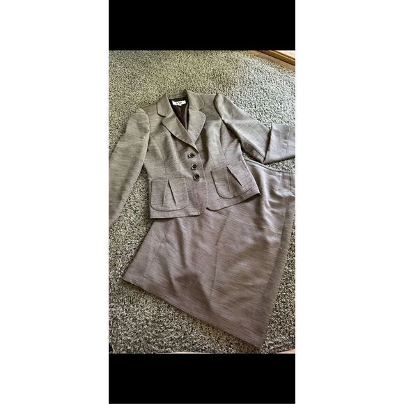 Le Suit two piece skirt set beautiful texture very expensive suit size 8 see mea - Picture 1 of 15